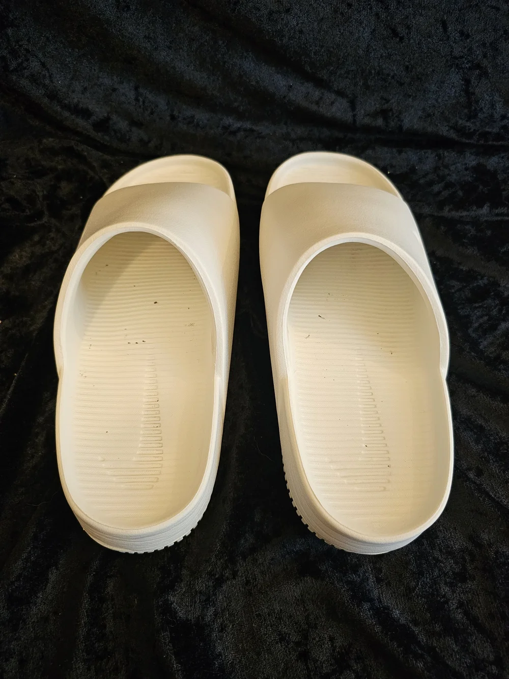 Nike Calm Slides White/Sail Men’s 7 / Women’s 8 - Worn Twice Excellent Condition